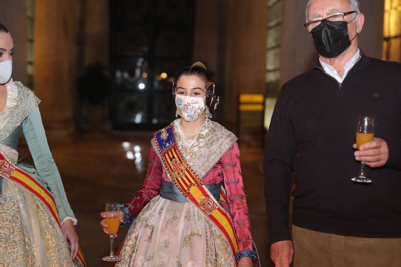 Las falleras mayores de Valencia, Consuelo Llobell y Claudia García, protagonizaron ayer la celebración del cuarto aniversario de la proclamación de las Fallas como Patrimonio de la Humanidad por la Unesco. Un brindis en la plaza del Ayuntamiento junto al alcalde, Joan Ribó, y al concejal de Cultura Festiva, Carlos Galiana, fue el acto central de un día que incluyó una ofrenda a la patrona de los pirotécnicos y visita a los talleres de los artistas de las fallas municipales de 2021.