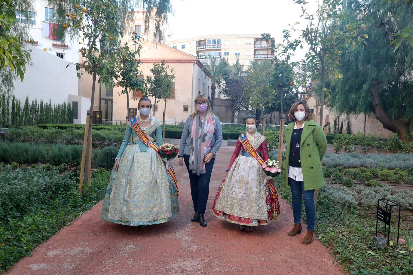 Las falleras mayores de Valencia, Consuelo Llobell y Claudia García, protagonizaron ayer la celebración del cuarto aniversario de la proclamación de las Fallas como Patrimonio de la Humanidad por la Unesco. Un brindis en la plaza del Ayuntamiento junto al alcalde, Joan Ribó, y al concejal de Cultura Festiva, Carlos Galiana, fue el acto central de un día que incluyó una ofrenda a la patrona de los pirotécnicos y visita a los talleres de los artistas de las fallas municipales de 2021.