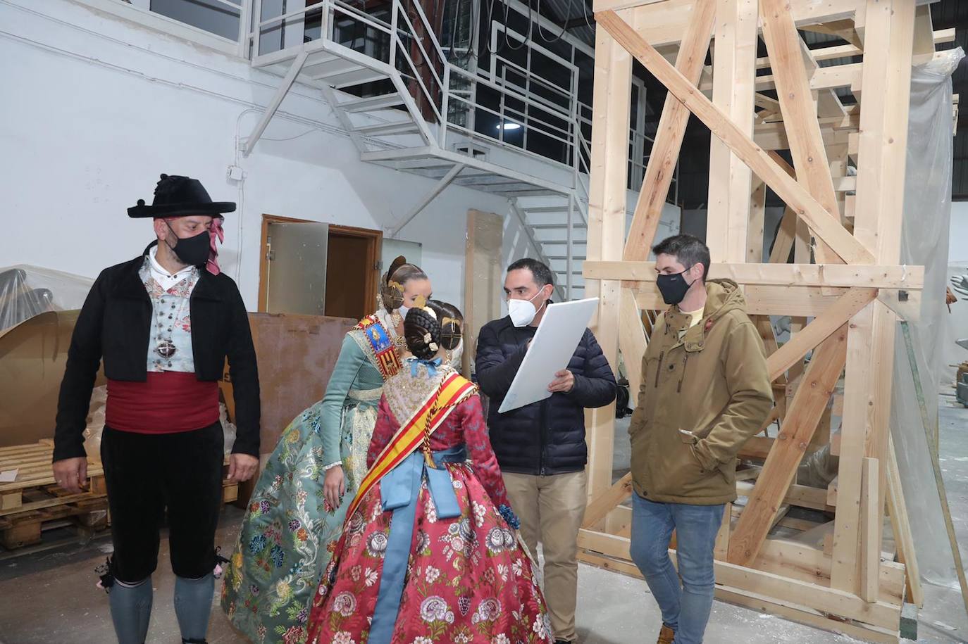 Las falleras mayores de Valencia, Consuelo Llobell y Claudia García, protagonizaron ayer la celebración del cuarto aniversario de la proclamación de las Fallas como Patrimonio de la Humanidad por la Unesco. Un brindis en la plaza del Ayuntamiento junto al alcalde, Joan Ribó, y al concejal de Cultura Festiva, Carlos Galiana, fue el acto central de un día que incluyó una ofrenda a la patrona de los pirotécnicos y visita a los talleres de los artistas de las fallas municipales de 2021.