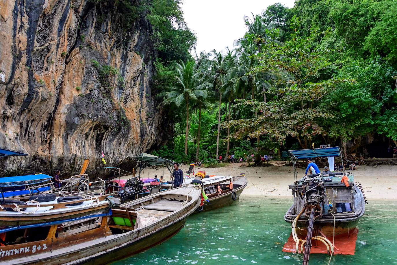 Desde que estalló la pandemia, la vida es más fácil para las tribus de Phuket, amenazadas por el turismo de masas de Tailandia, pues la pesca se ha vuelto abundante y los proyectos inmobiliarios se han detenido, dándoles una tregua. La zona se ha convertido en uno de los destinos turísticos más populares del país, con más de 9 millones de visitantes en 2019.