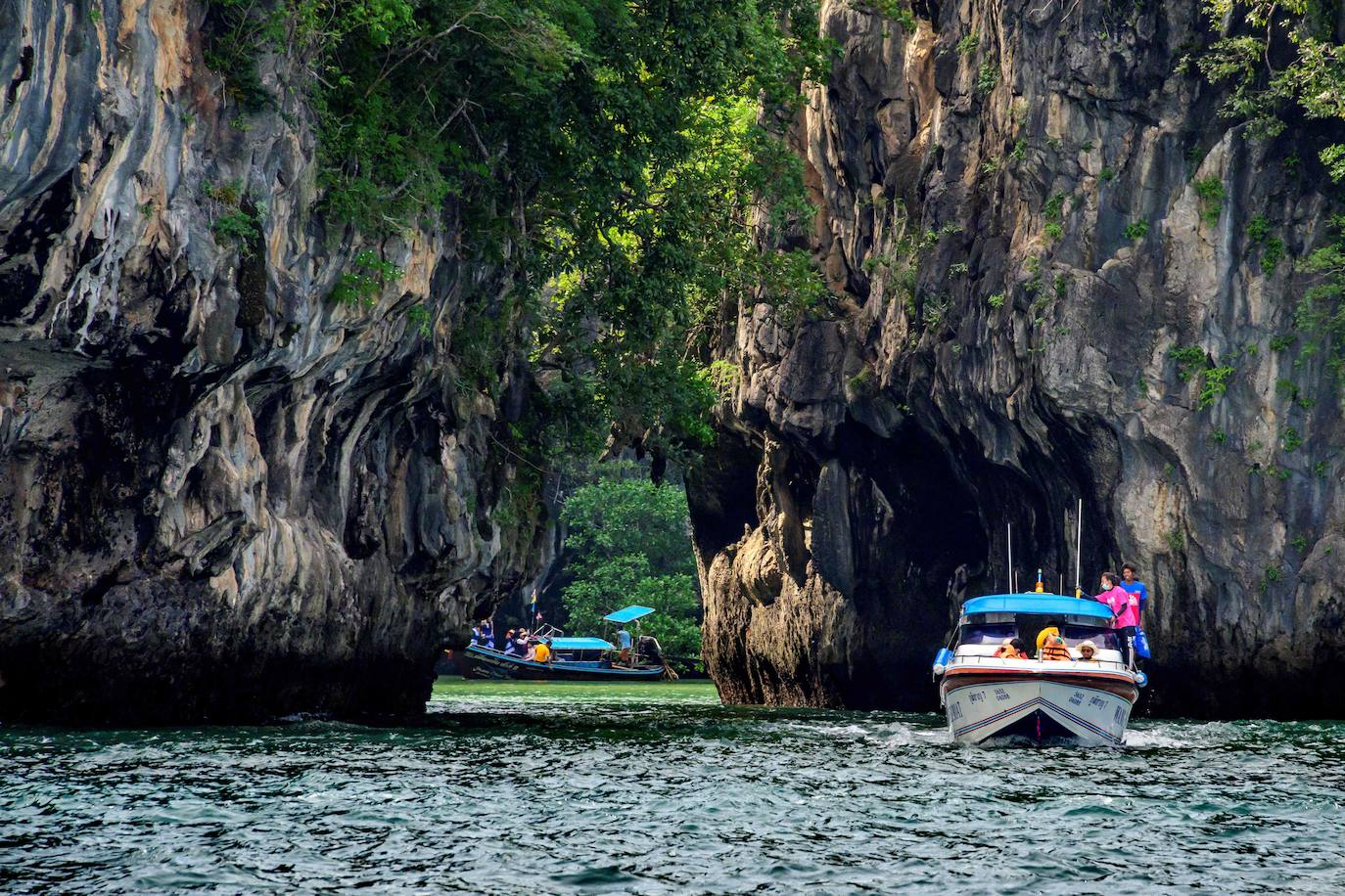 Desde que estalló la pandemia, la vida es más fácil para las tribus de Phuket, amenazadas por el turismo de masas de Tailandia, pues la pesca se ha vuelto abundante y los proyectos inmobiliarios se han detenido, dándoles una tregua. La zona se ha convertido en uno de los destinos turísticos más populares del país, con más de 9 millones de visitantes en 2019.