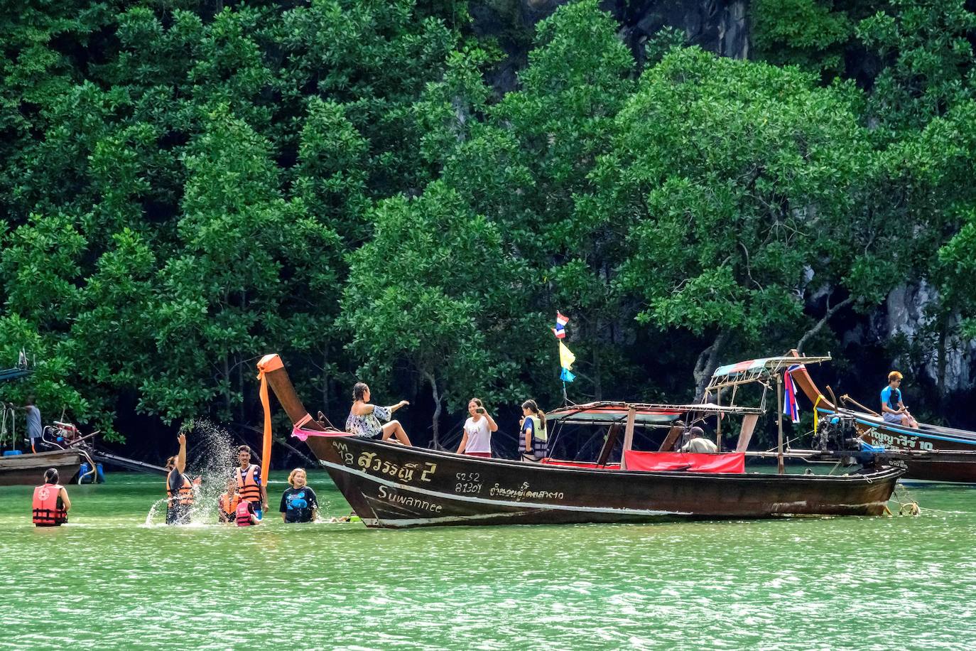 Desde que estalló la pandemia, la vida es más fácil para las tribus de Phuket, amenazadas por el turismo de masas de Tailandia, pues la pesca se ha vuelto abundante y los proyectos inmobiliarios se han detenido, dándoles una tregua. La zona se ha convertido en uno de los destinos turísticos más populares del país, con más de 9 millones de visitantes en 2019.