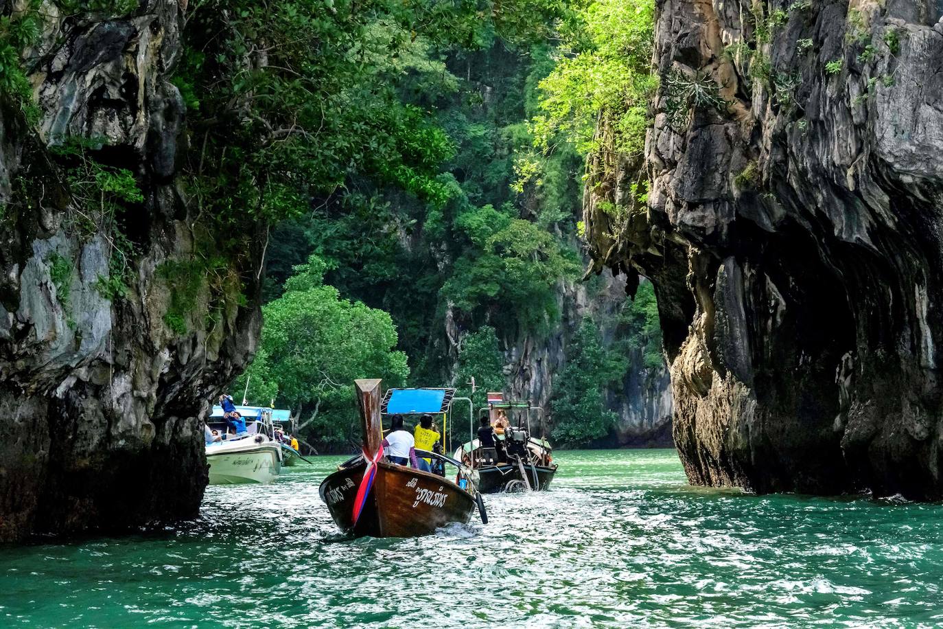 Desde que estalló la pandemia, la vida es más fácil para las tribus de Phuket, amenazadas por el turismo de masas de Tailandia, pues la pesca se ha vuelto abundante y los proyectos inmobiliarios se han detenido, dándoles una tregua. La zona se ha convertido en uno de los destinos turísticos más populares del país, con más de 9 millones de visitantes en 2019.