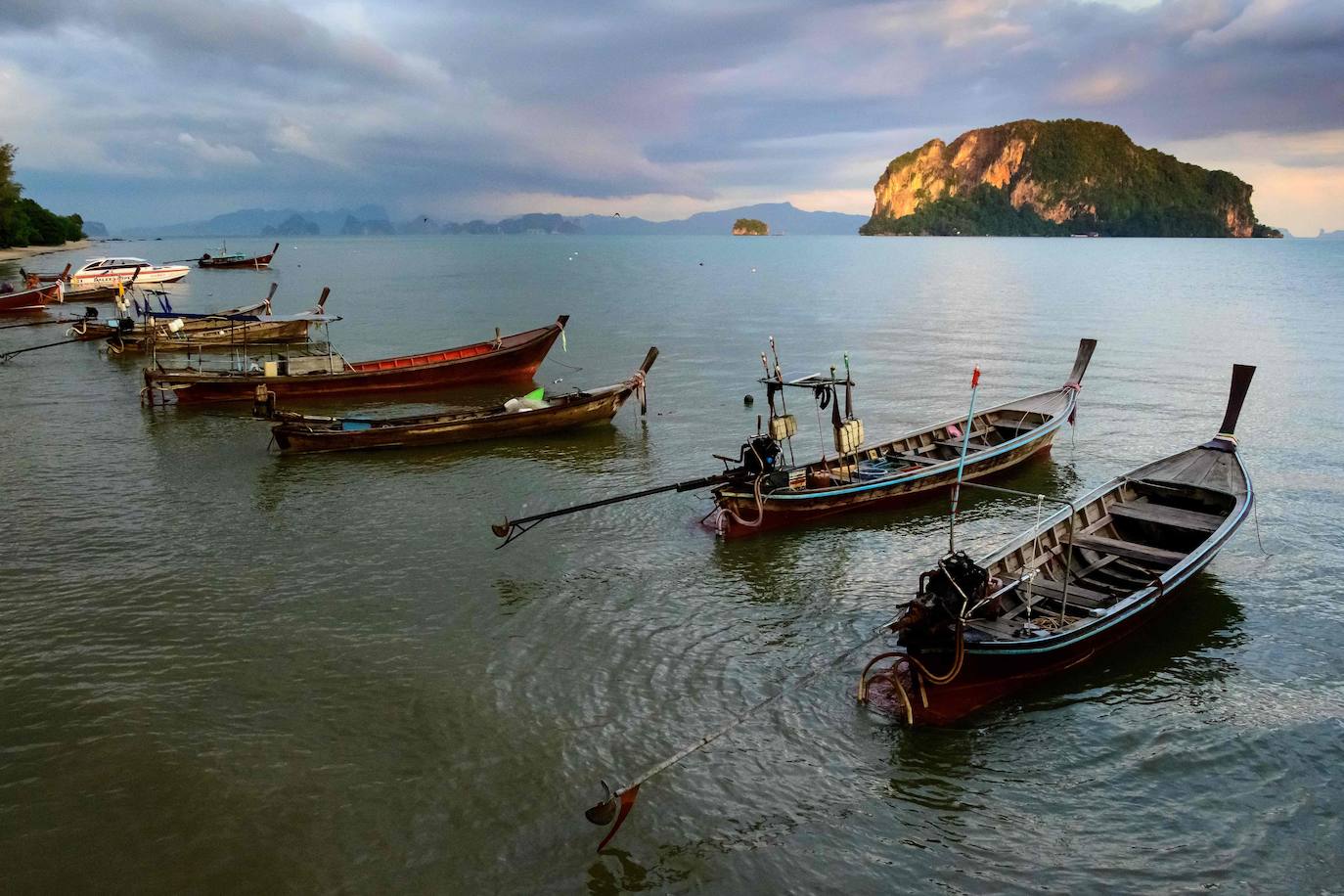 Desde que estalló la pandemia, la vida es más fácil para las tribus de Phuket, amenazadas por el turismo de masas de Tailandia, pues la pesca se ha vuelto abundante y los proyectos inmobiliarios se han detenido, dándoles una tregua. La zona se ha convertido en uno de los destinos turísticos más populares del país, con más de 9 millones de visitantes en 2019.