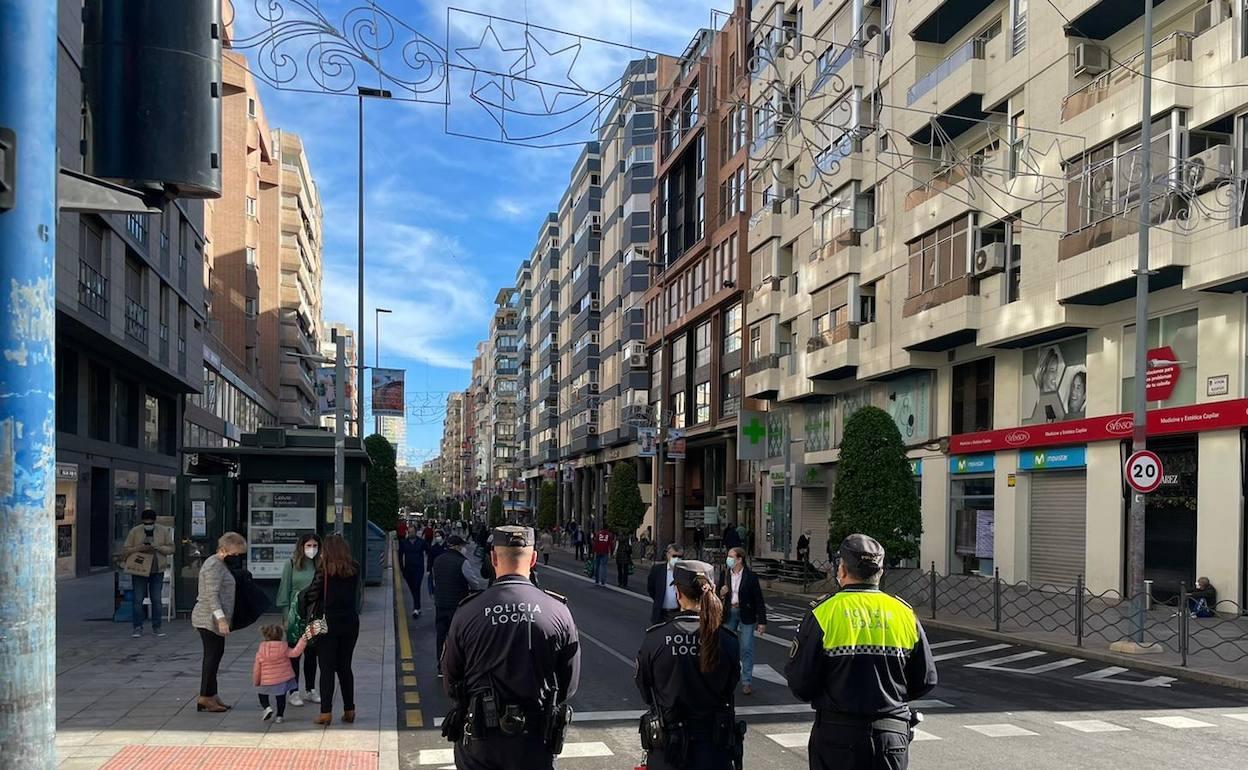 Ciudadanos pasean por el centro de Alicante, este domingo. 