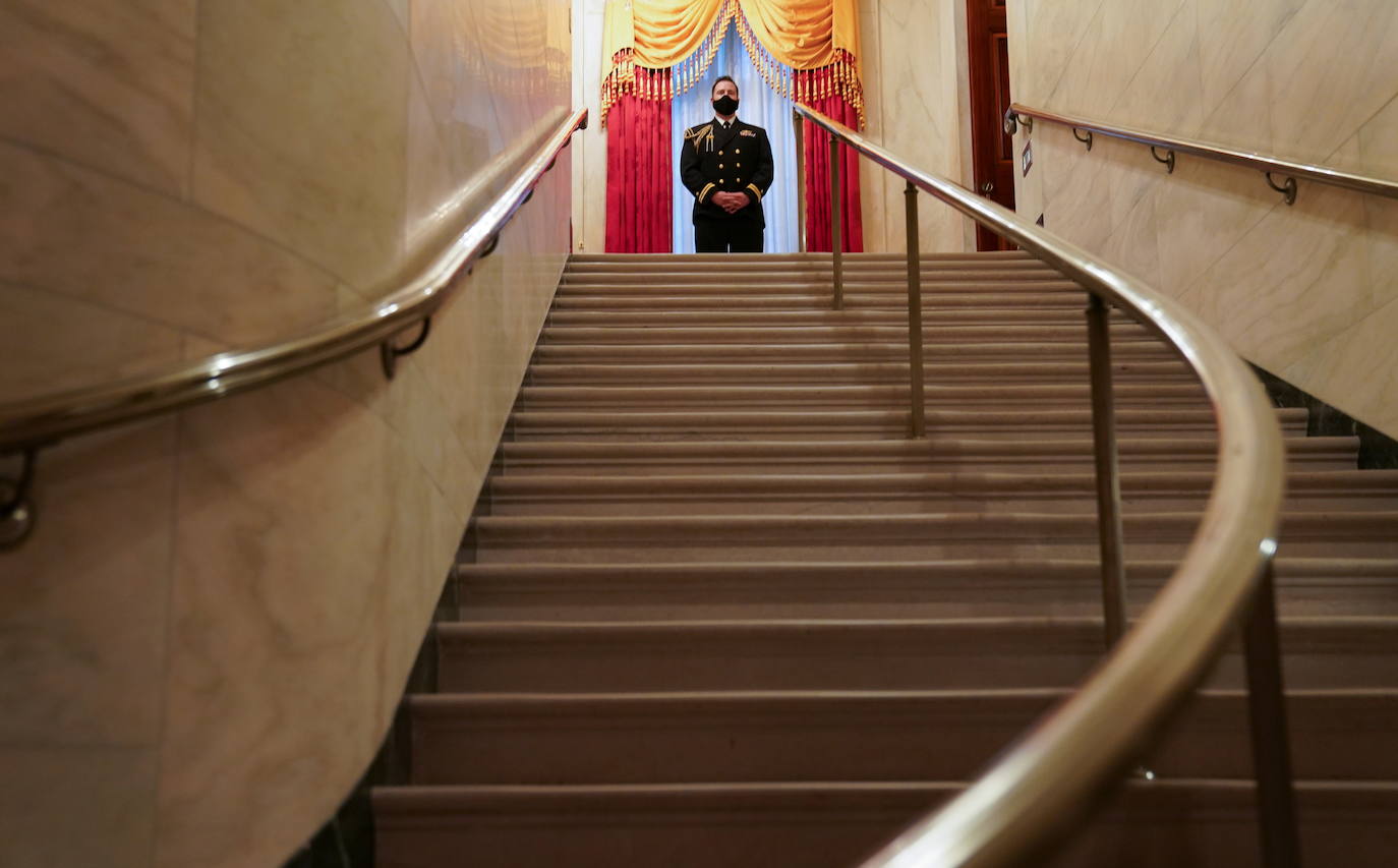 Estas navidades serán las últimas de Melania Trump en la Casa Blanca y no ha querido faltar a la tradición de recibir al abeto más alto que decorará su aún hogar, una costumbre que se lleva haciendo desde 1966. Un carro de caballos ha acercado al abeto agraciado, que mide 5,6 metros, hasta la entrada de la residencia presidencial, que ya ha presentado su decoración navideña. 