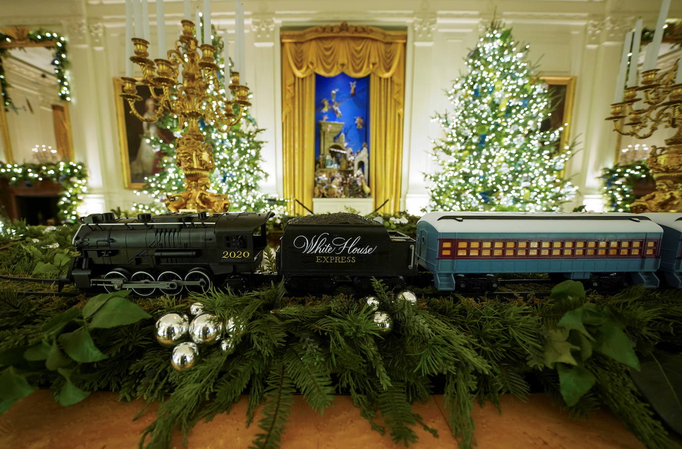 Estas navidades serán las últimas de Melania Trump en la Casa Blanca y no ha querido faltar a la tradición de recibir al abeto más alto que decorará su aún hogar, una costumbre que se lleva haciendo desde 1966. Un carro de caballos ha acercado al abeto agraciado, que mide 5,6 metros, hasta la entrada de la residencia presidencial, que ya ha presentado su decoración navideña. 