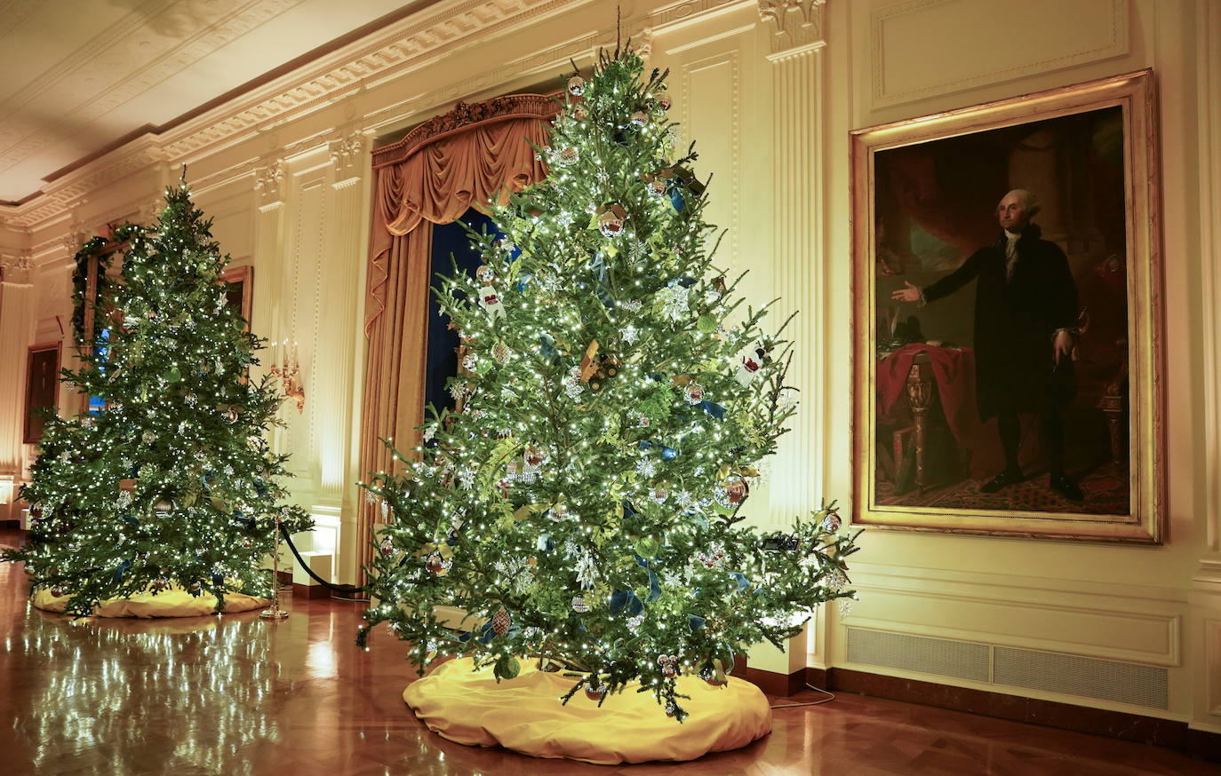 Estas navidades serán las últimas de Melania Trump en la Casa Blanca y no ha querido faltar a la tradición de recibir al abeto más alto que decorará su aún hogar, una costumbre que se lleva haciendo desde 1966. Un carro de caballos ha acercado al abeto agraciado, que mide 5,6 metros, hasta la entrada de la residencia presidencial, que ya ha presentado su decoración navideña. 