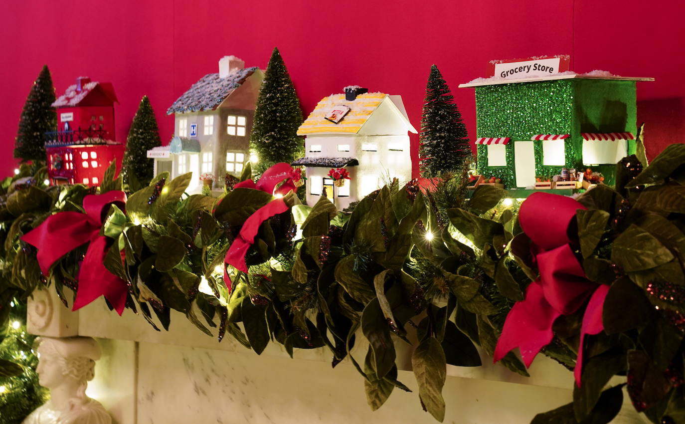 Estas navidades serán las últimas de Melania Trump en la Casa Blanca y no ha querido faltar a la tradición de recibir al abeto más alto que decorará su aún hogar, una costumbre que se lleva haciendo desde 1966. Un carro de caballos ha acercado al abeto agraciado, que mide 5,6 metros, hasta la entrada de la residencia presidencial, que ya ha presentado su decoración navideña. 