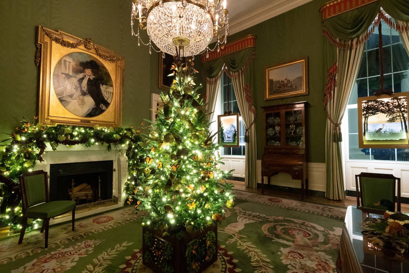 Estas navidades serán las últimas de Melania Trump en la Casa Blanca y no ha querido faltar a la tradición de recibir al abeto más alto que decorará su aún hogar, una costumbre que se lleva haciendo desde 1966. Un carro de caballos ha acercado al abeto agraciado, que mide 5,6 metros, hasta la entrada de la residencia presidencial, que ya ha presentado su decoración navideña. 
