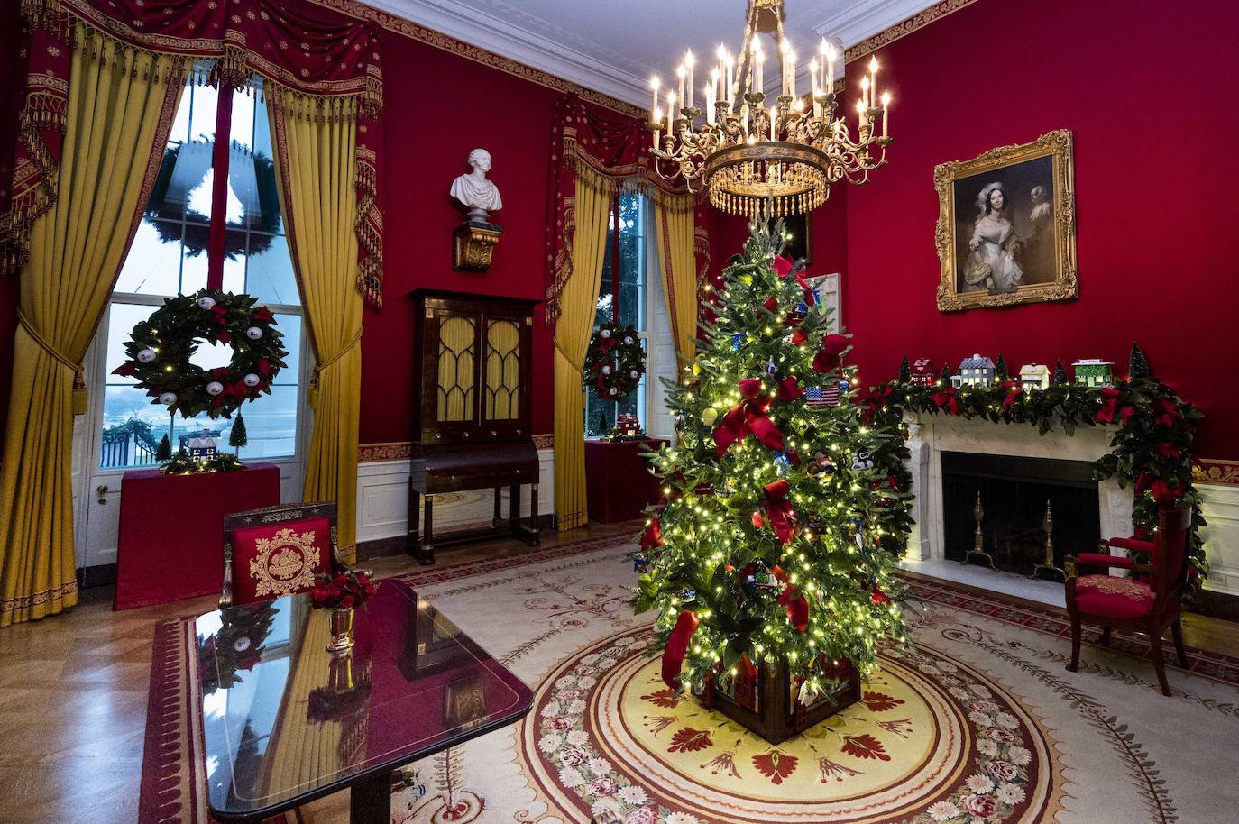 Estas navidades serán las últimas de Melania Trump en la Casa Blanca y no ha querido faltar a la tradición de recibir al abeto más alto que decorará su aún hogar, una costumbre que se lleva haciendo desde 1966. Un carro de caballos ha acercado al abeto agraciado, que mide 5,6 metros, hasta la entrada de la residencia presidencial, que ya ha presentado su decoración navideña. 