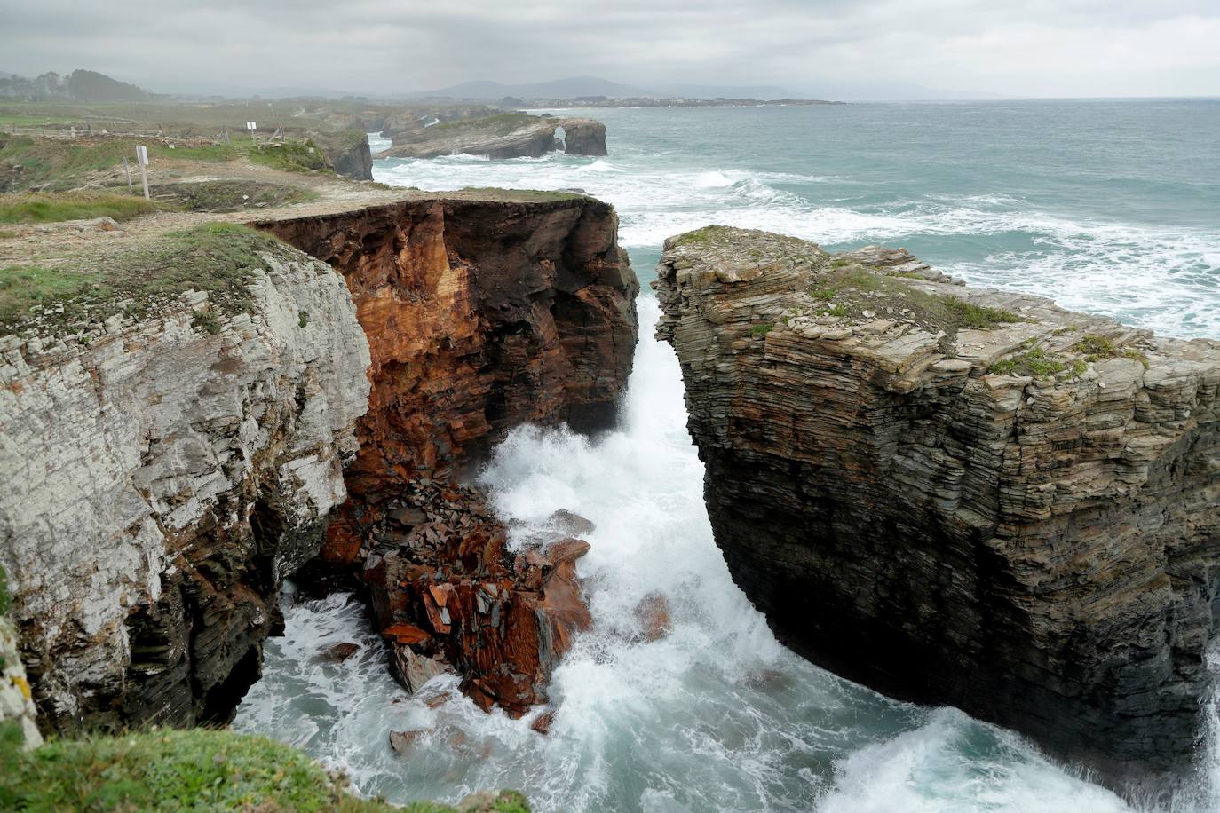 La playa de As Catedrais ha perdido este lunes parte de uno de sus emblemáticos arcos sobre el mar, símbolo turístico de la costa de Lugo. Ha colapsado sobre el agua por efecto de la erosión marina. Este espacio es una Zona de Especial Protección de los Valores Naturales. Con una superficie de casi 29 hectáreas, la playa está situada en el extremo nordeste de la provincia de Lugo, en la línea litoral entre los municipios de Ribadeo y Foz.