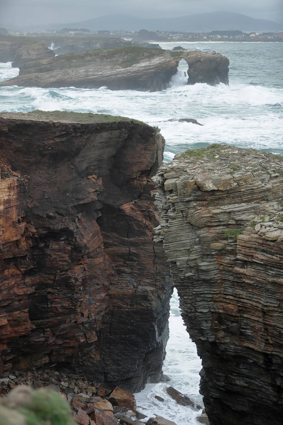 La playa de As Catedrais ha perdido este lunes parte de uno de sus emblemáticos arcos sobre el mar, símbolo turístico de la costa de Lugo. Ha colapsado sobre el agua por efecto de la erosión marina. Este espacio es una Zona de Especial Protección de los Valores Naturales. Con una superficie de casi 29 hectáreas, la playa está situada en el extremo nordeste de la provincia de Lugo, en la línea litoral entre los municipios de Ribadeo y Foz.