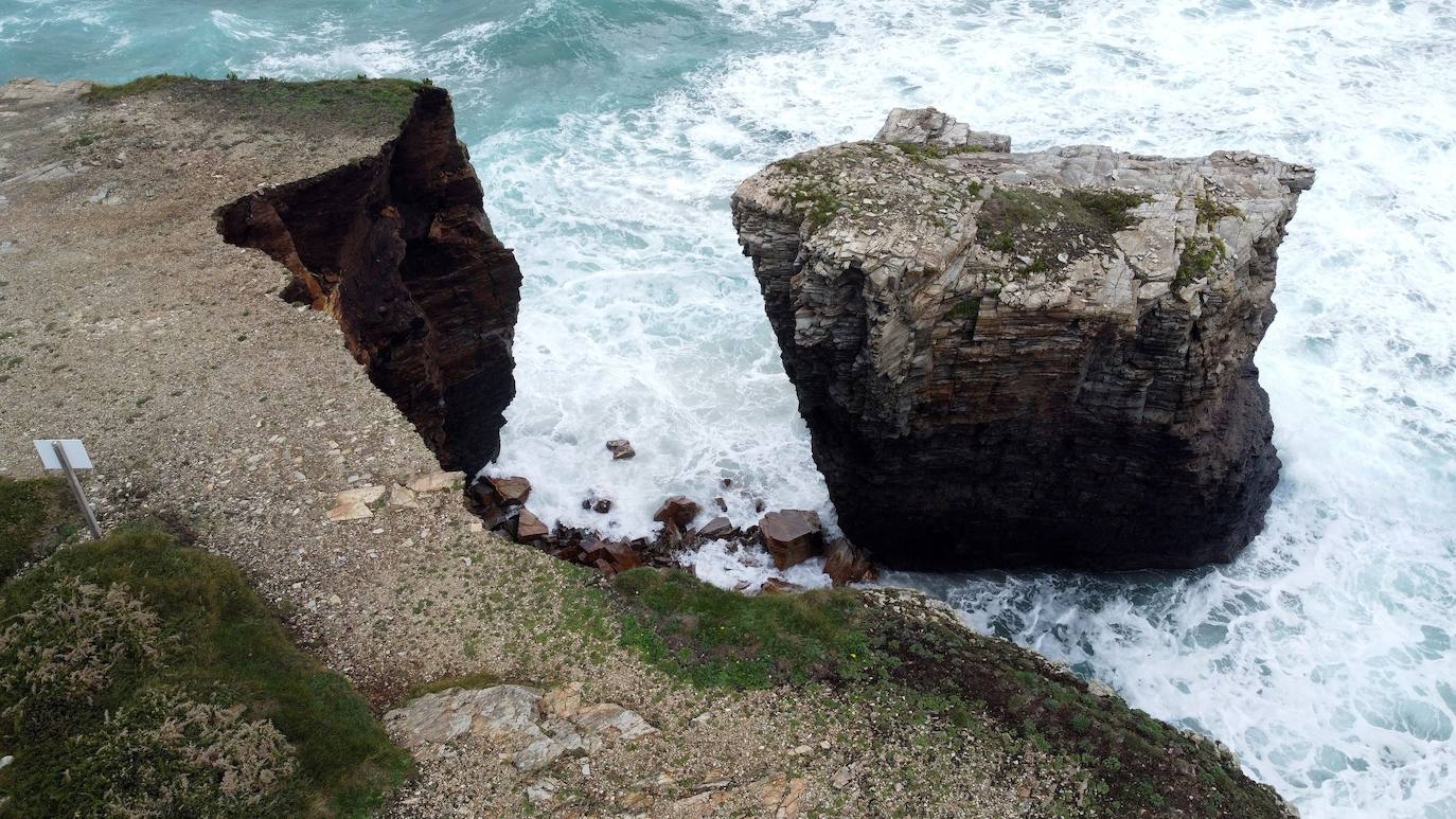 La playa de As Catedrais ha perdido este lunes parte de uno de sus emblemáticos arcos sobre el mar, símbolo turístico de la costa de Lugo. Ha colapsado sobre el agua por efecto de la erosión marina. Este espacio es una Zona de Especial Protección de los Valores Naturales. Con una superficie de casi 29 hectáreas, la playa está situada en el extremo nordeste de la provincia de Lugo, en la línea litoral entre los municipios de Ribadeo y Foz.