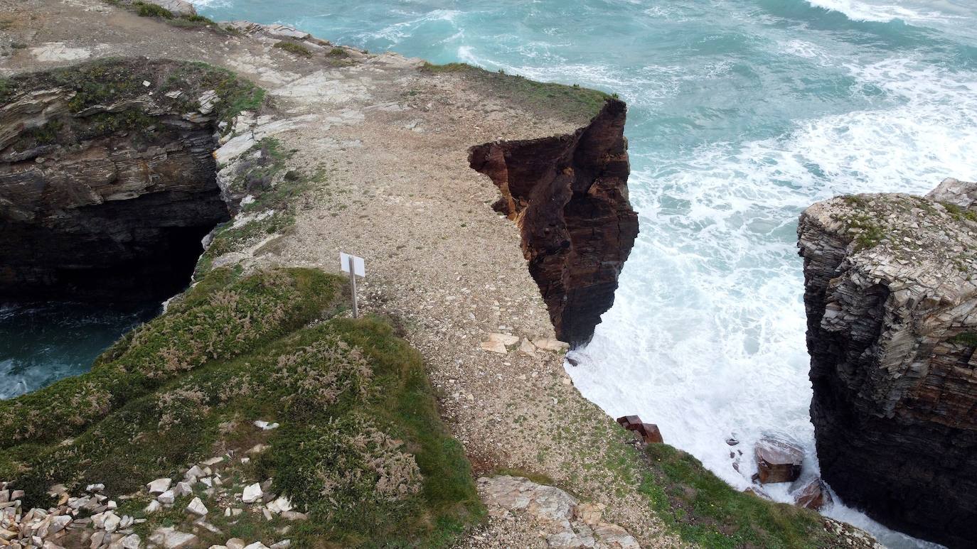 La playa de As Catedrais ha perdido este lunes parte de uno de sus emblemáticos arcos sobre el mar, símbolo turístico de la costa de Lugo. Ha colapsado sobre el agua por efecto de la erosión marina. Este espacio es una Zona de Especial Protección de los Valores Naturales. Con una superficie de casi 29 hectáreas, la playa está situada en el extremo nordeste de la provincia de Lugo, en la línea litoral entre los municipios de Ribadeo y Foz.