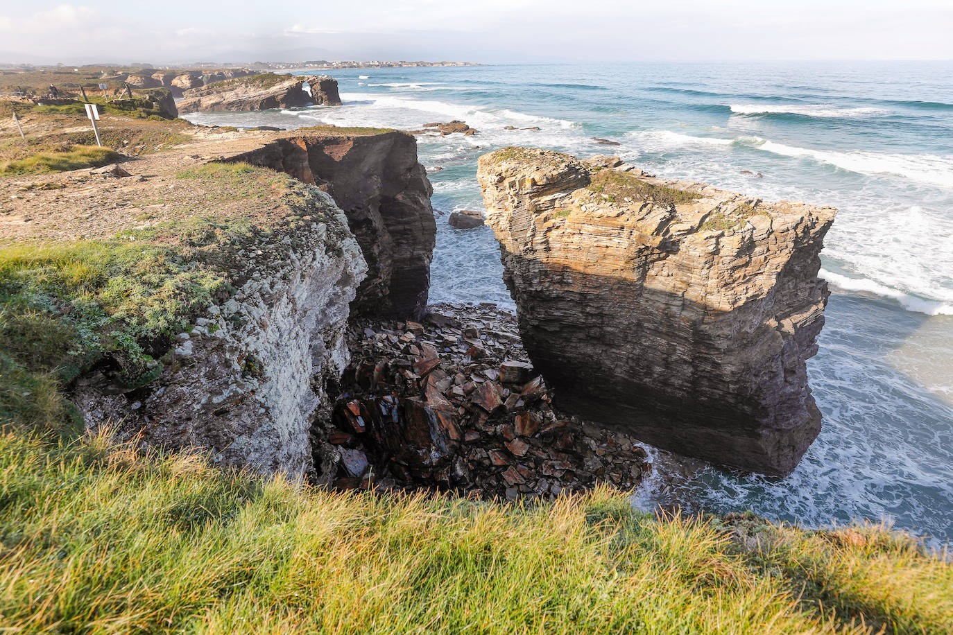 La playa de As Catedrais ha perdido este lunes parte de uno de sus emblemáticos arcos sobre el mar, símbolo turístico de la costa de Lugo. Ha colapsado sobre el agua por efecto de la erosión marina. Este espacio es una Zona de Especial Protección de los Valores Naturales. Con una superficie de casi 29 hectáreas, la playa está situada en el extremo nordeste de la provincia de Lugo, en la línea litoral entre los municipios de Ribadeo y Foz.