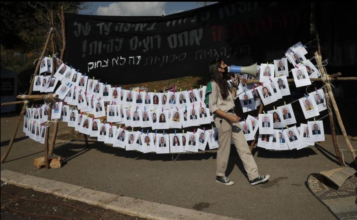 Protesta por el curso de la actividad política en el país frente al edificio de la Knésset, con un montaje que representa al Parlamento israelí y los 120 diputados que ocupan sus escaños.