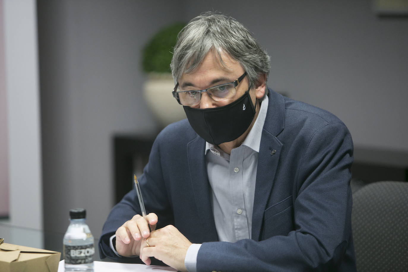 En conmemoración del Día Internacional de las Personas con Discapacidad LAS PROVINCIAS y Caixa Popular convocaron una mesa de expertos en la que participaron Elena Albert, directora general de Diversidad Funcional; Enrique Llin, presidente del Consejo Territorial de la ONCE en la Comunitat Valenciana; Miguel Montagut, director de Zona de Caixa Popular; Albert Marí, tesorero de COCEMFE Valencia; y María Escrivà, gerente de Impremta La Plaça, empresa pionera en integración.