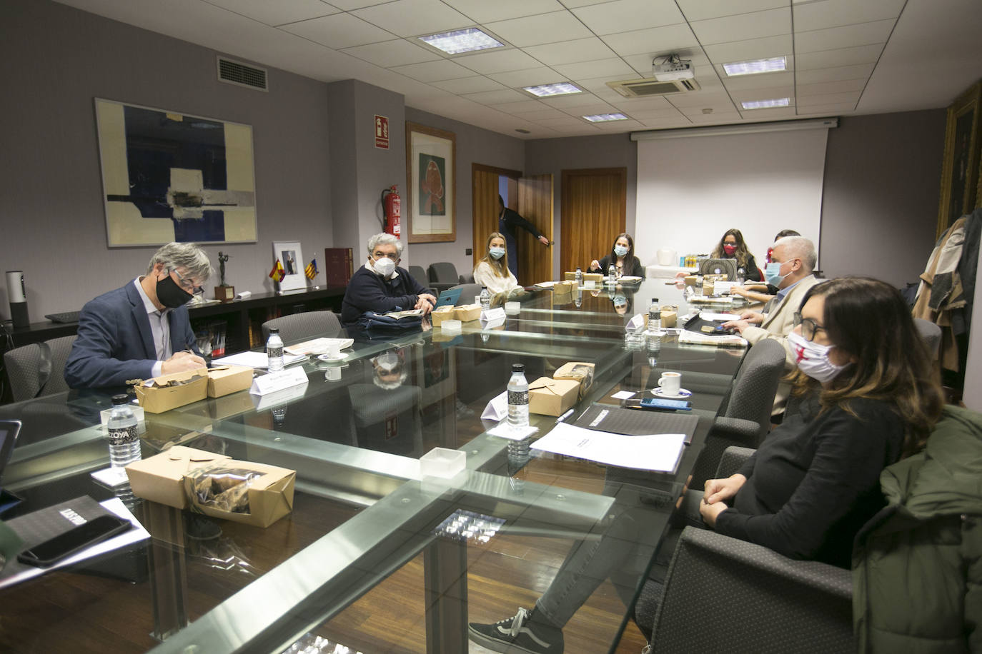 En conmemoración del Día Internacional de las Personas con Discapacidad LAS PROVINCIAS y Caixa Popular convocaron una mesa de expertos en la que participaron Elena Albert, directora general de Diversidad Funcional; Enrique Llin, presidente del Consejo Territorial de la ONCE en la Comunitat Valenciana; Miguel Montagut, director de Zona de Caixa Popular; Albert Marí, tesorero de COCEMFE Valencia; y María Escrivà, gerente de Impremta La Plaça, empresa pionera en integración.