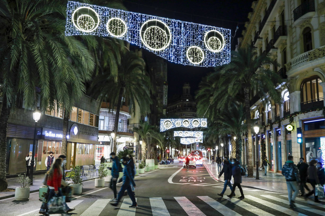 El alcalde Ribó ha asistido esta tarde al encendido en la plaza del Ayuntamiento, acompañado por las falleras mayores de Valencia, Consuelo Llobell y Carla García. La iluminación se estrena en la ciudad con quejas por el escaso gasto frente al aumento en otras ciudades para ayudar al comercio.