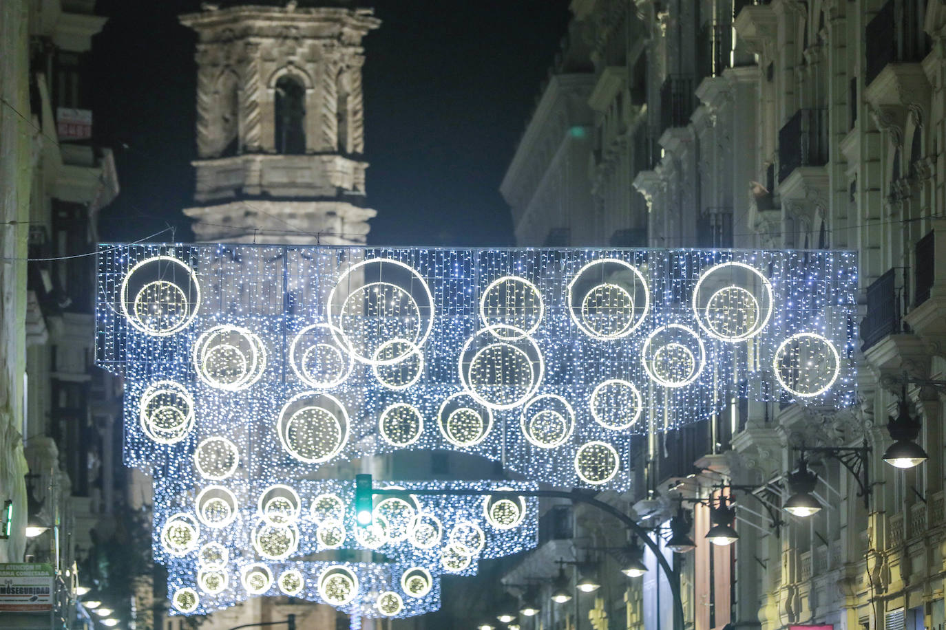 El alcalde Ribó ha asistido esta tarde al encendido en la plaza del Ayuntamiento, acompañado por las falleras mayores de Valencia, Consuelo Llobell y Carla García. La iluminación se estrena en la ciudad con quejas por el escaso gasto frente al aumento en otras ciudades para ayudar al comercio.