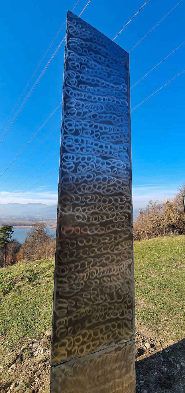 Primero fue la pieza de metal de Utah y, ahora, la de Rumanía -en la imagen-. Han encontrado un nuevo monolito, esta vez en la 'Montaña Sagrada' de Rumanía y que sigue la estela de la que apareció en un desierto de Utah y que ha sido expoliada. No es el rumano el mismo monolito que su 'gemelo' aparecido y desaparecido en Utah, pero su altura, unos tres metros, es casi igual, y también su construcción a base de acero pulido. El monolito europeo apareció en una propiedad privada, pero está dentro de lo que se considera un área protegida por su alto valor arqueológico, por lo que preocupa que la zona se llene ahora de curiosos como sucedió en Estados Unidos. Por su parte, el obelisco de metal de Utah ha encendido la imaginación de los observadores de ovnis, teóricos de la conspiración y fanáticos del difunto cineasta británico Stanley Kubrick