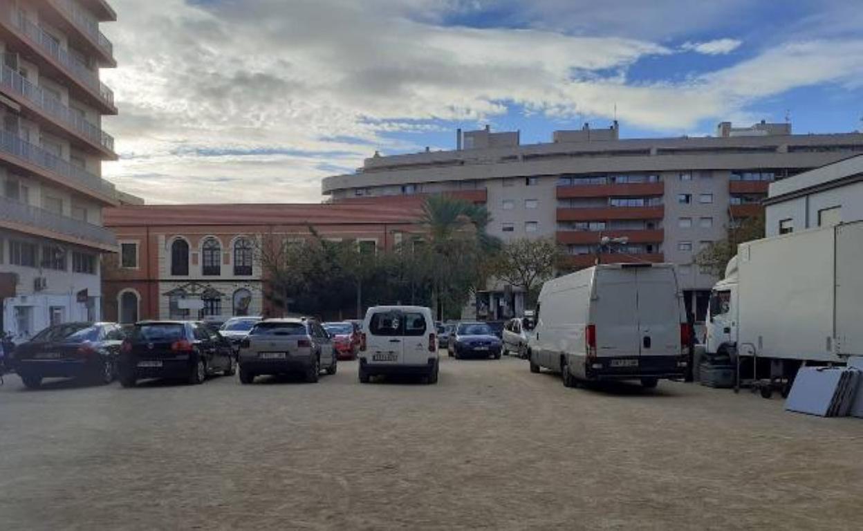 Vehículos aparcados en el solar de Marqués de Campo. LP