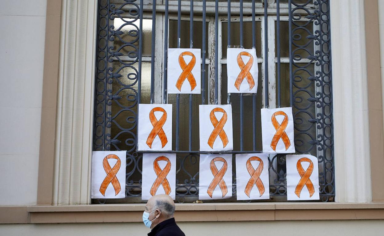 Lazos naranjas contra la Lomloe en un colegio de ideario católico de Valencia. 