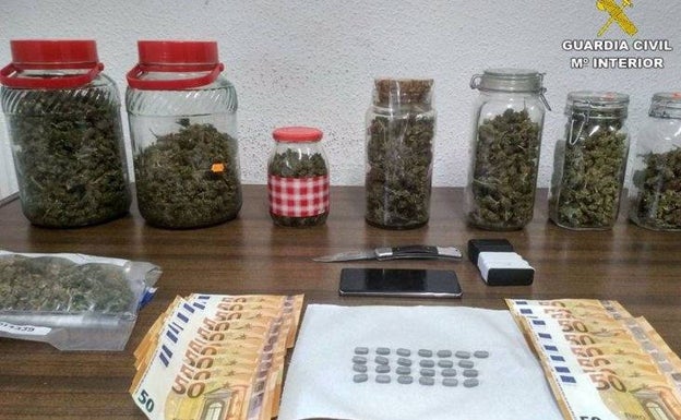 Parte de la droga y el material incautado en la vivienda frecuentada por jóvenes, en Jalón. 