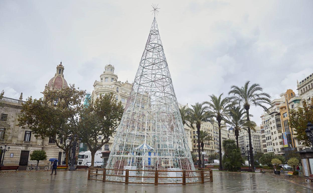 Árbol navideño en la plaza del Ayuntamiento, esta semana. Ivan Arlandis