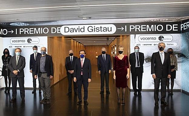 Galería. De izquierda a derecha, Eva Fernández, directora global de Comunicación de Telefónica; Ignacio Ybarra, presidente de Vocento; Luis Enríquez, consejero delegado de Vocento; Alberto Olmos, ganador del premio; Florentino Pérez, presidente de ACS y de la Fundación ACS; José Luis Martínez-Almeida, alcalde de Madrid; Rodrigo Echenique, vicepresidente del Grupo Santander y presidente de Santander España; Romina Caponnetto, viuda de David Gistau; Pedro García Cuartango, presidente del jurado; Antonio Fernández-Galiano, presidente de Unidad Editorial, y Eva Piera, directora general de relaciones externas de Mapfre. 