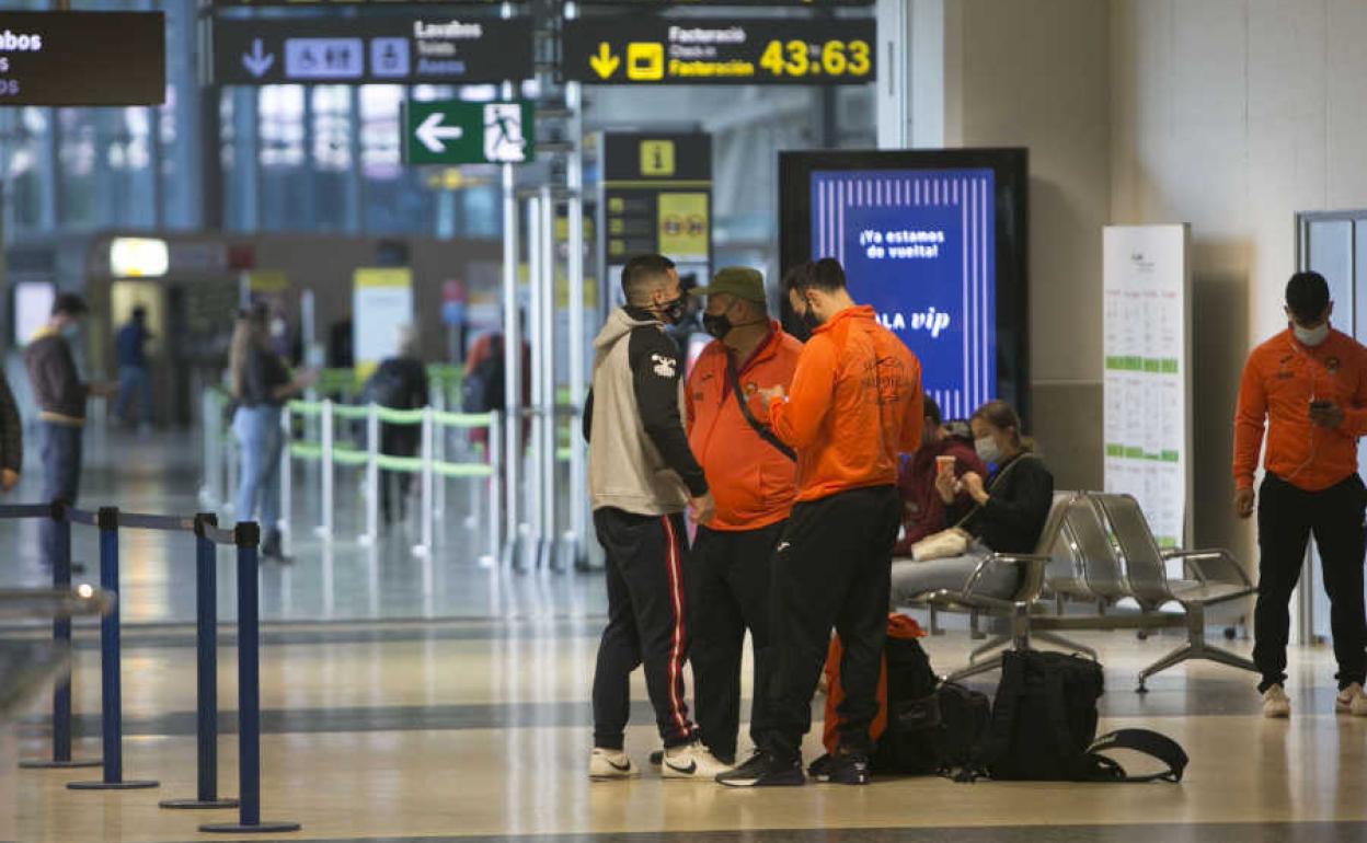 Viajeros en el Aeropuerto de Manises.