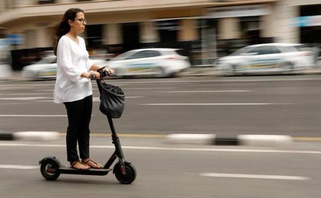 La DGT estudiará con los ayuntamientos el seguro obligatorio para patinetes