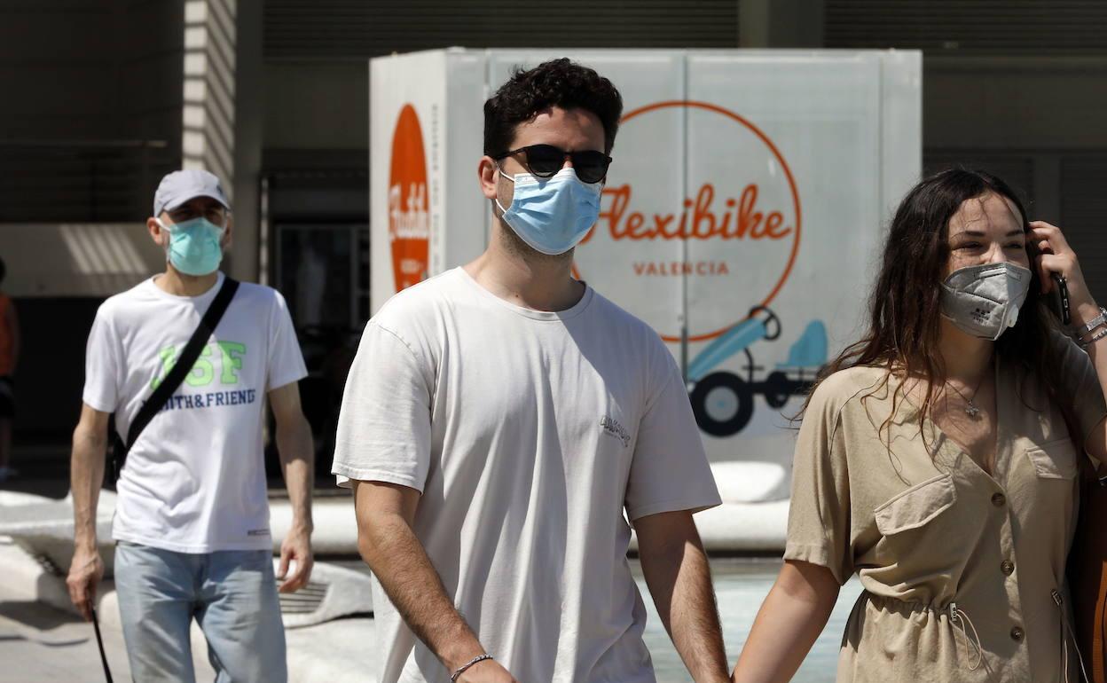 Jóvenes paseando por Valencia. 