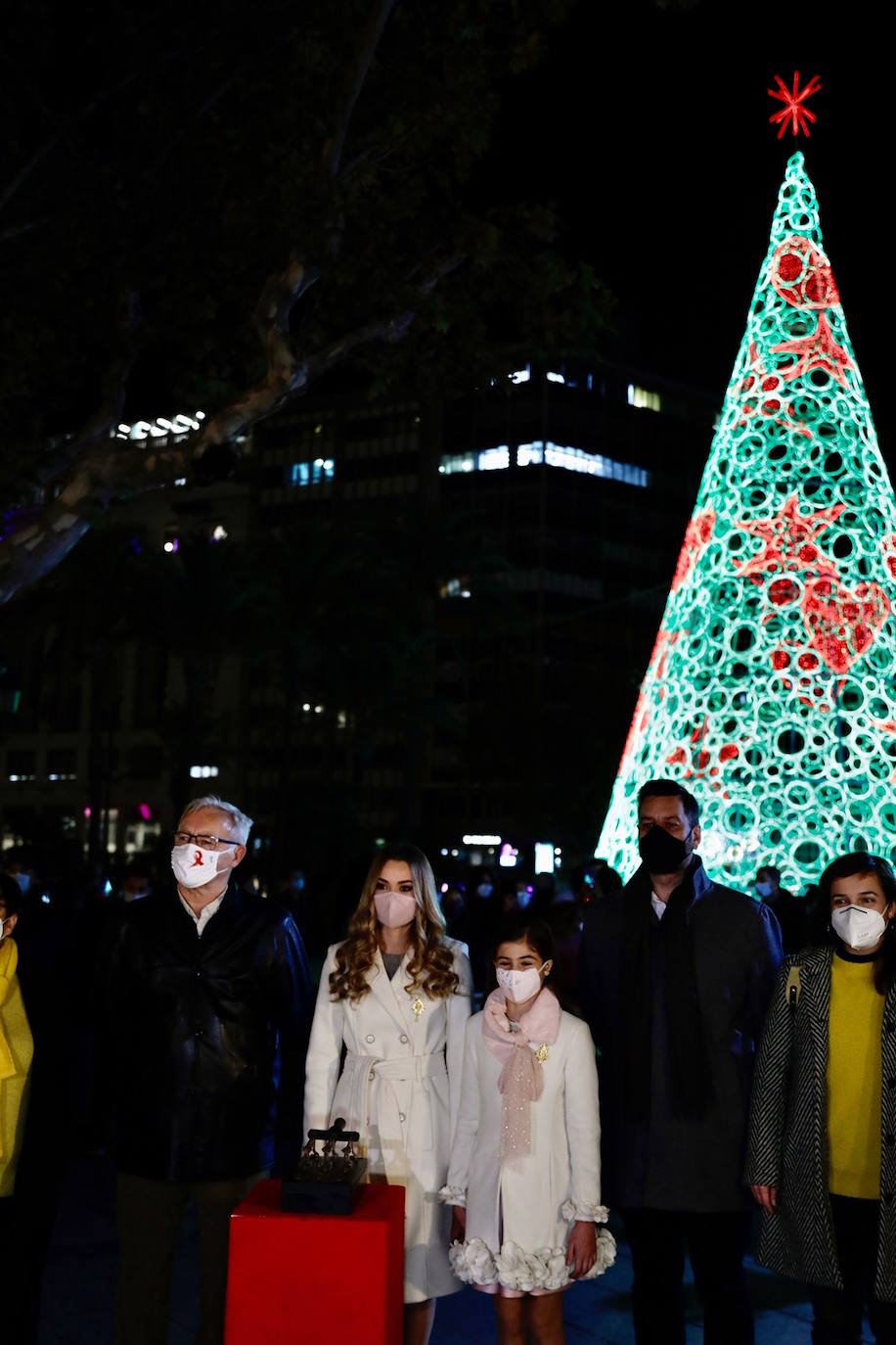 El alcalde Ribó ha asistido esta tarde al encendido en la plaza del Ayuntamiento, acompañado por las falleras mayores de Valencia, Consuelo Llobell y Carla García. La iluminación se estrena en la ciudad con quejas por el escaso gasto frente al aumento en otras ciudades para ayudar al comercio.