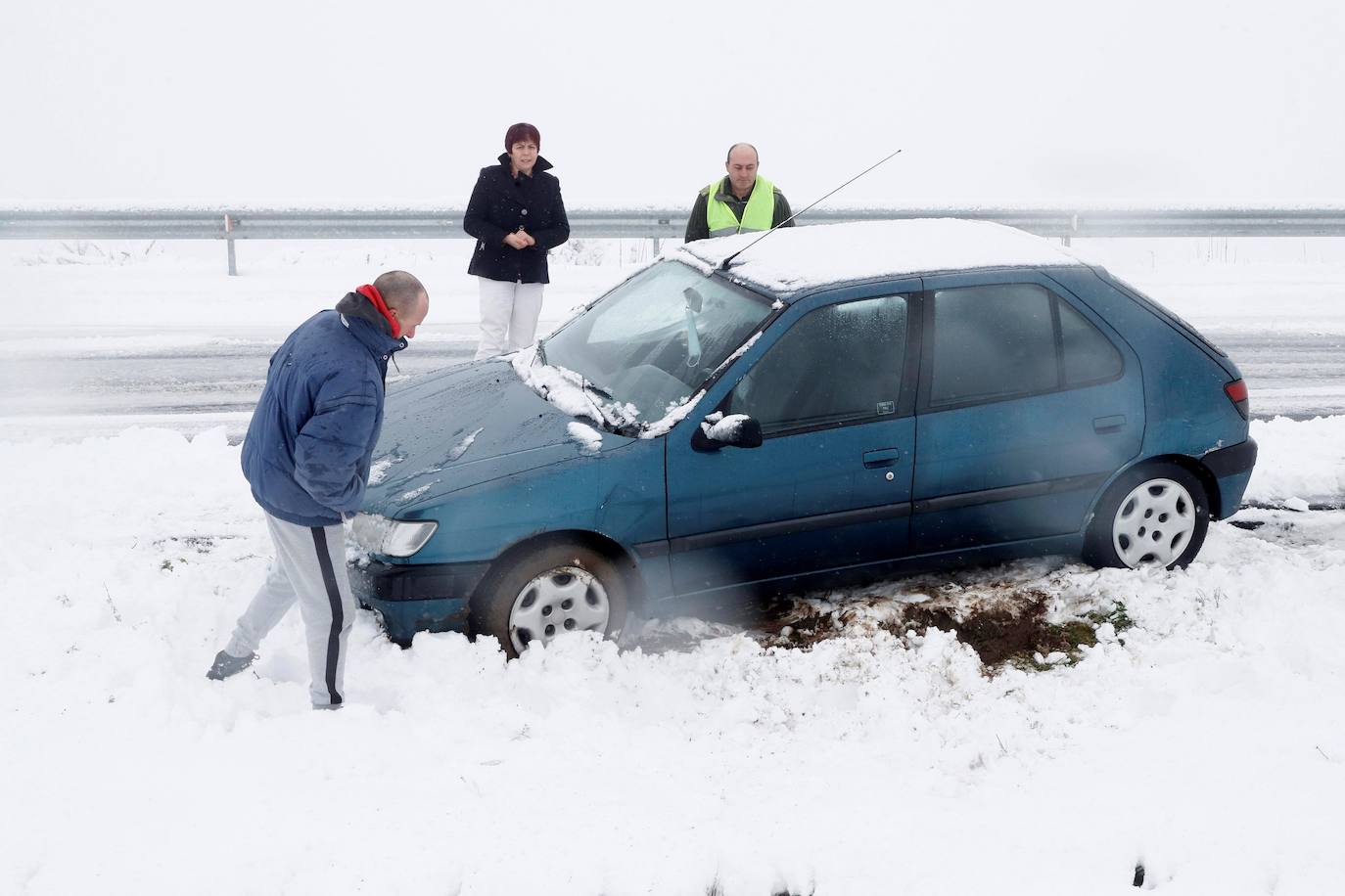 Vehículos atrapados por la nieve en la A-54 que une Lugo con Santiagoo.