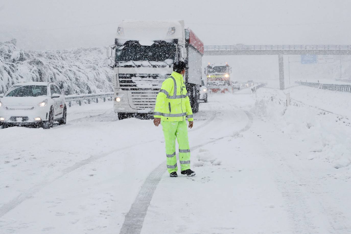 Vehículos atrapados por la nieve en la A-54 que une Lugo con Santiago.