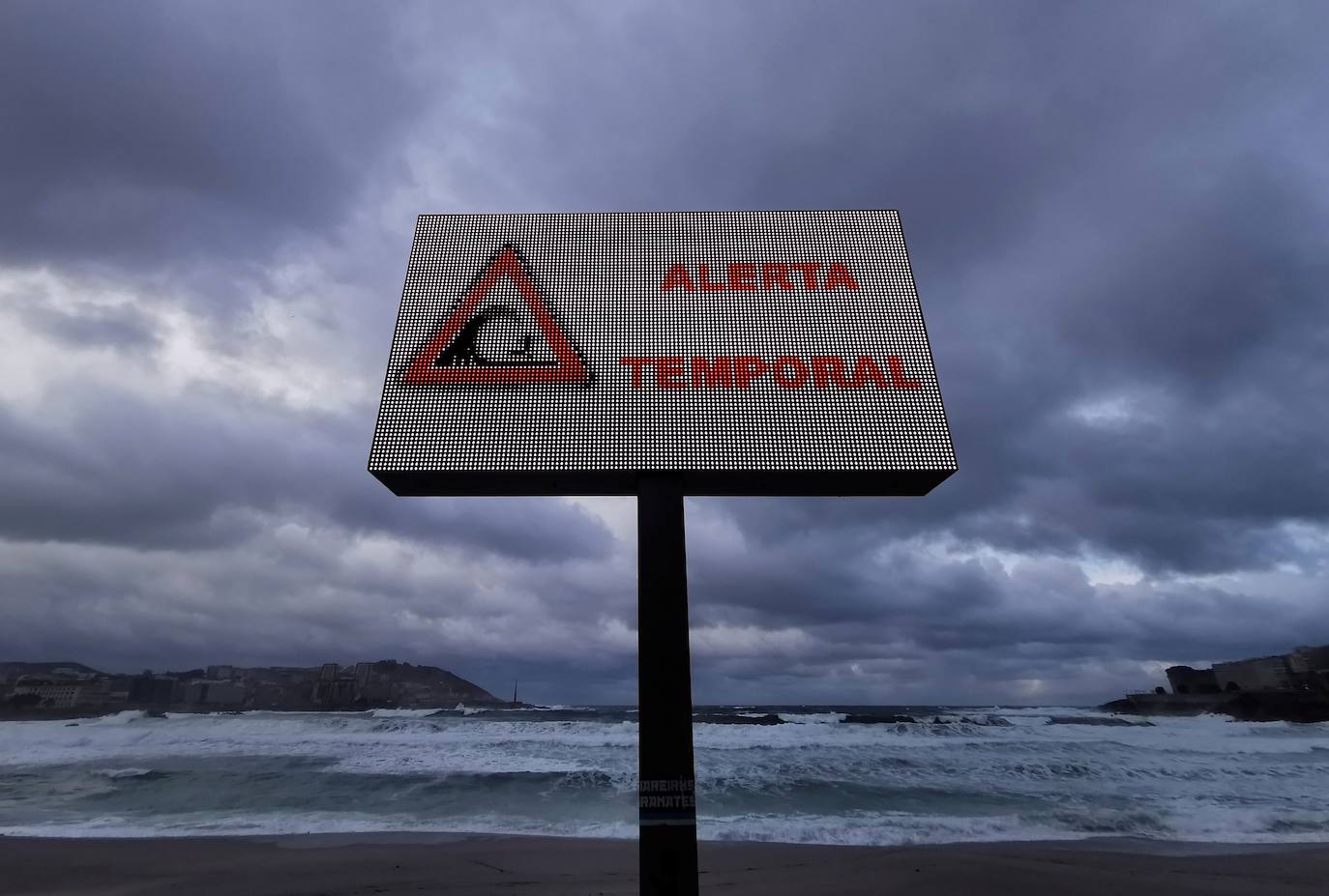 Temporal en la playa de Orzán, en A Coruña.