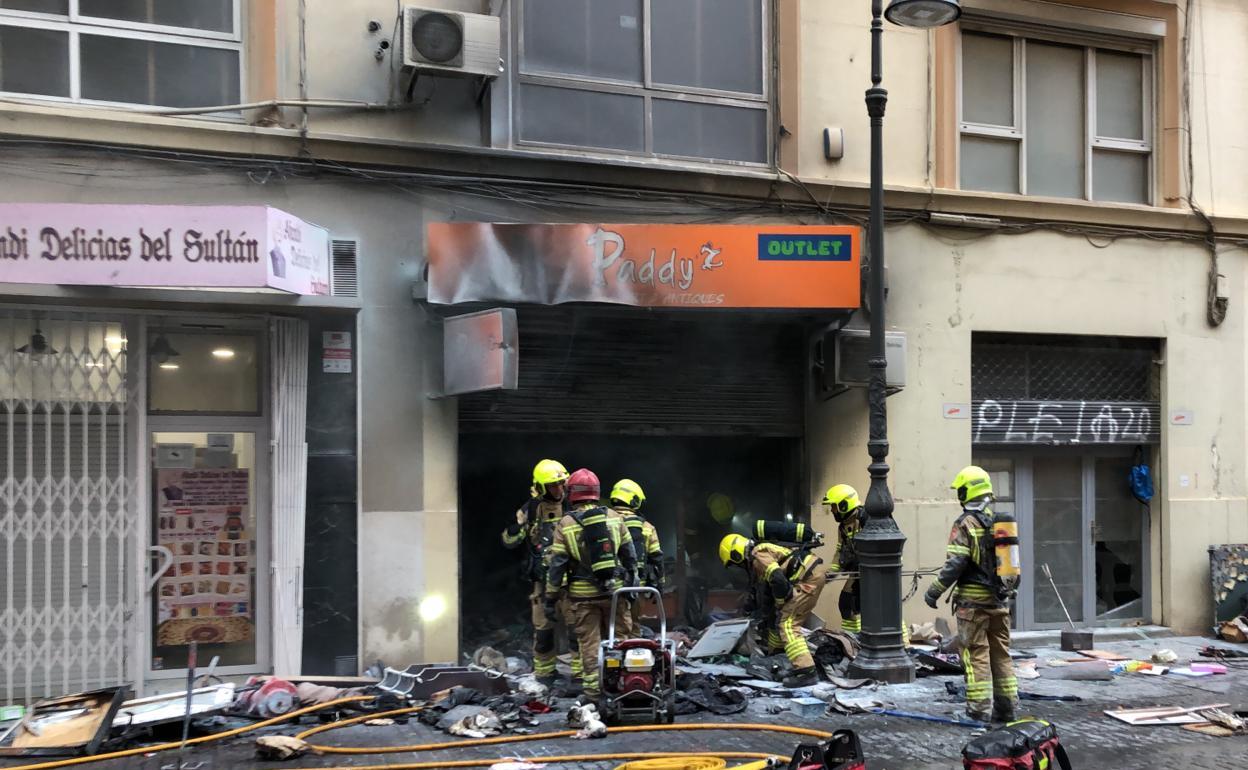 Un grupo de bomberos que ha participado en la extinción del incendio. 