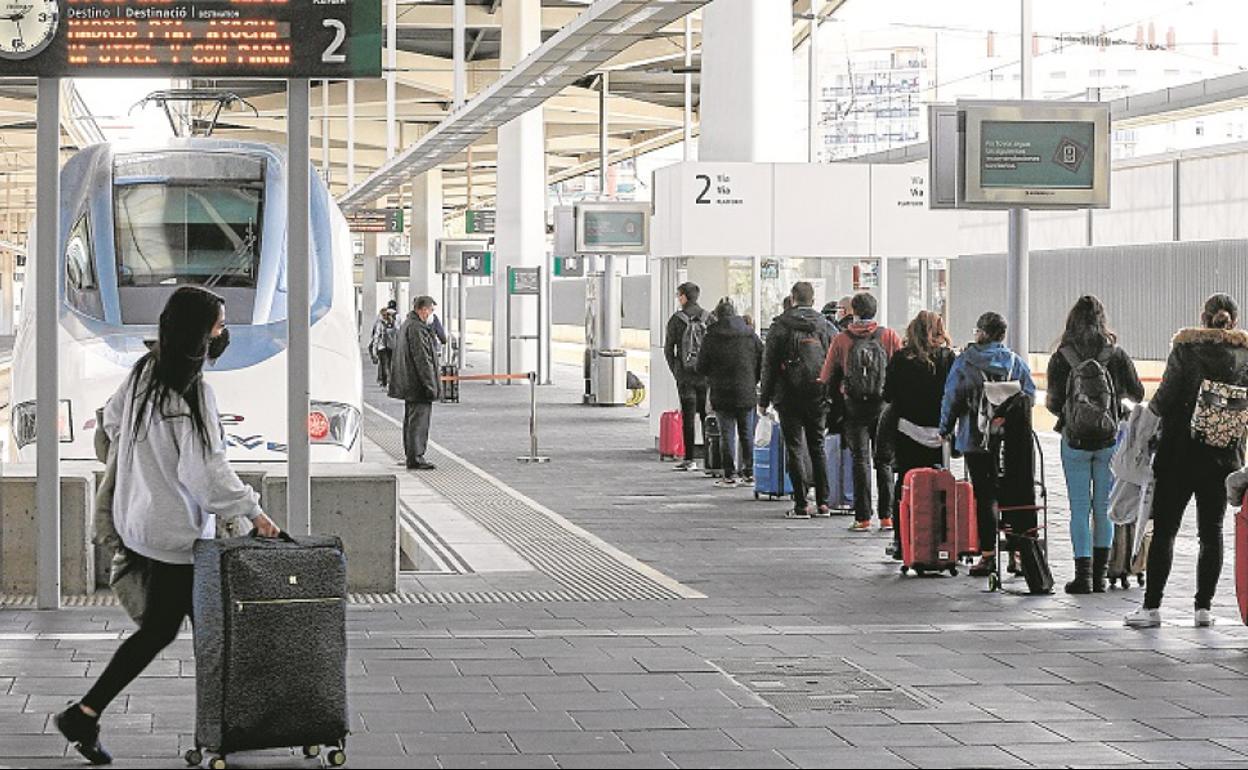 Viajeros cargados de maletas, este viernes, en la estación Joaquín Sorolla.