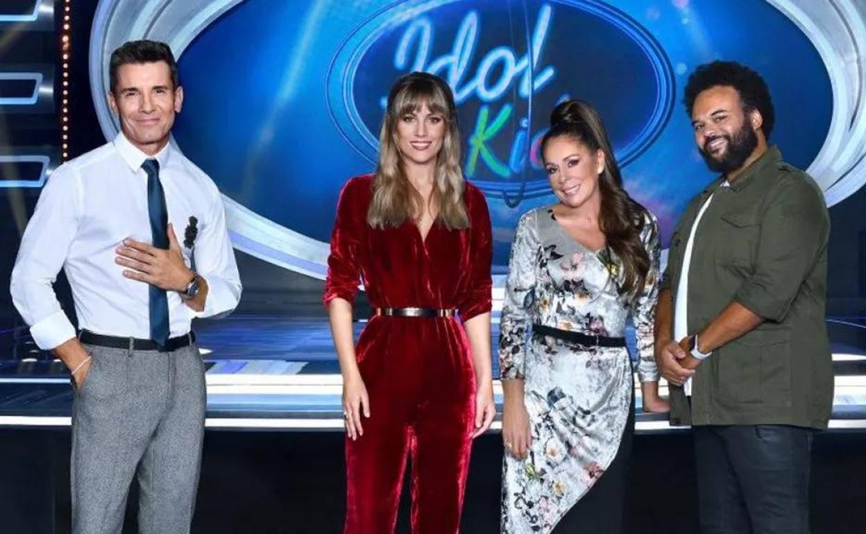 Edurne, Isabel Pantoja y Carlos Jean junto a Jesús Vázquez, presentador de 'Idol Kids'.