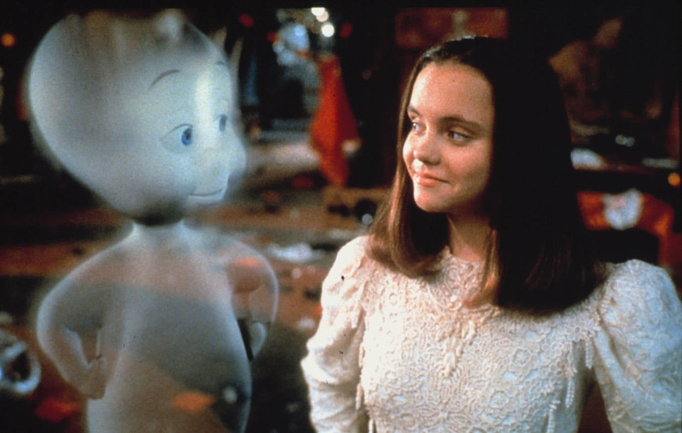 Christina Ricci hizo su debut en la gran pantalla a los 9 años en la película‘Sirenas’ (1990), junto a Cher y Winona Ryder, pero no será hasta su participación en ‘La familia Adams’ (1991) y 'Casper' (1993) cuando comience a ser famosa.