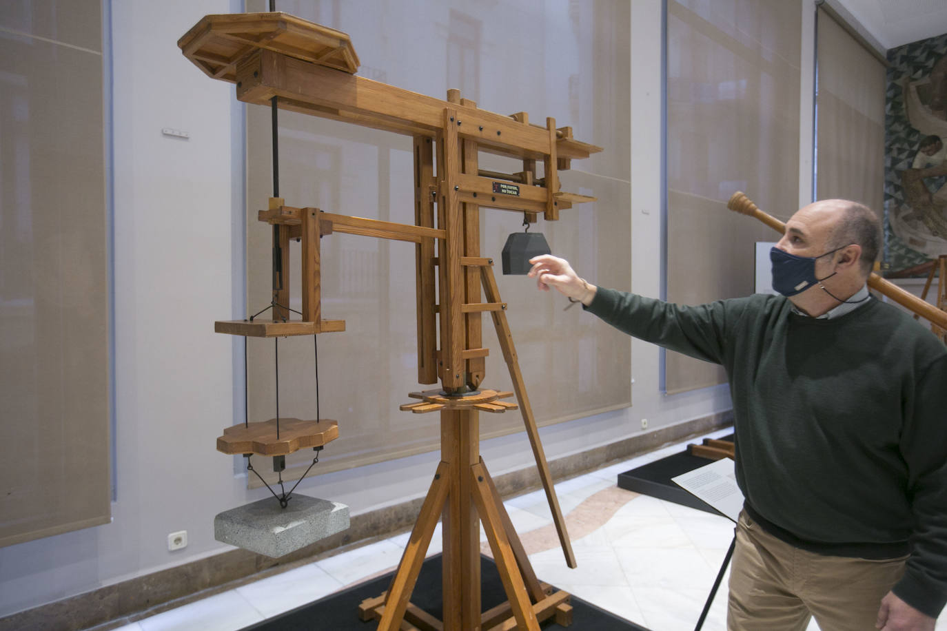 El Ateneo Mercantil de Valencia acoge la exposición 'Leonardo da Vinci. El Inventor'. En la muestro, algunos de los artefactos proyectados por el genio cobran vida a través de un total de 21 maquetas reproducidas a gran escala a partir de bocetos originales. 