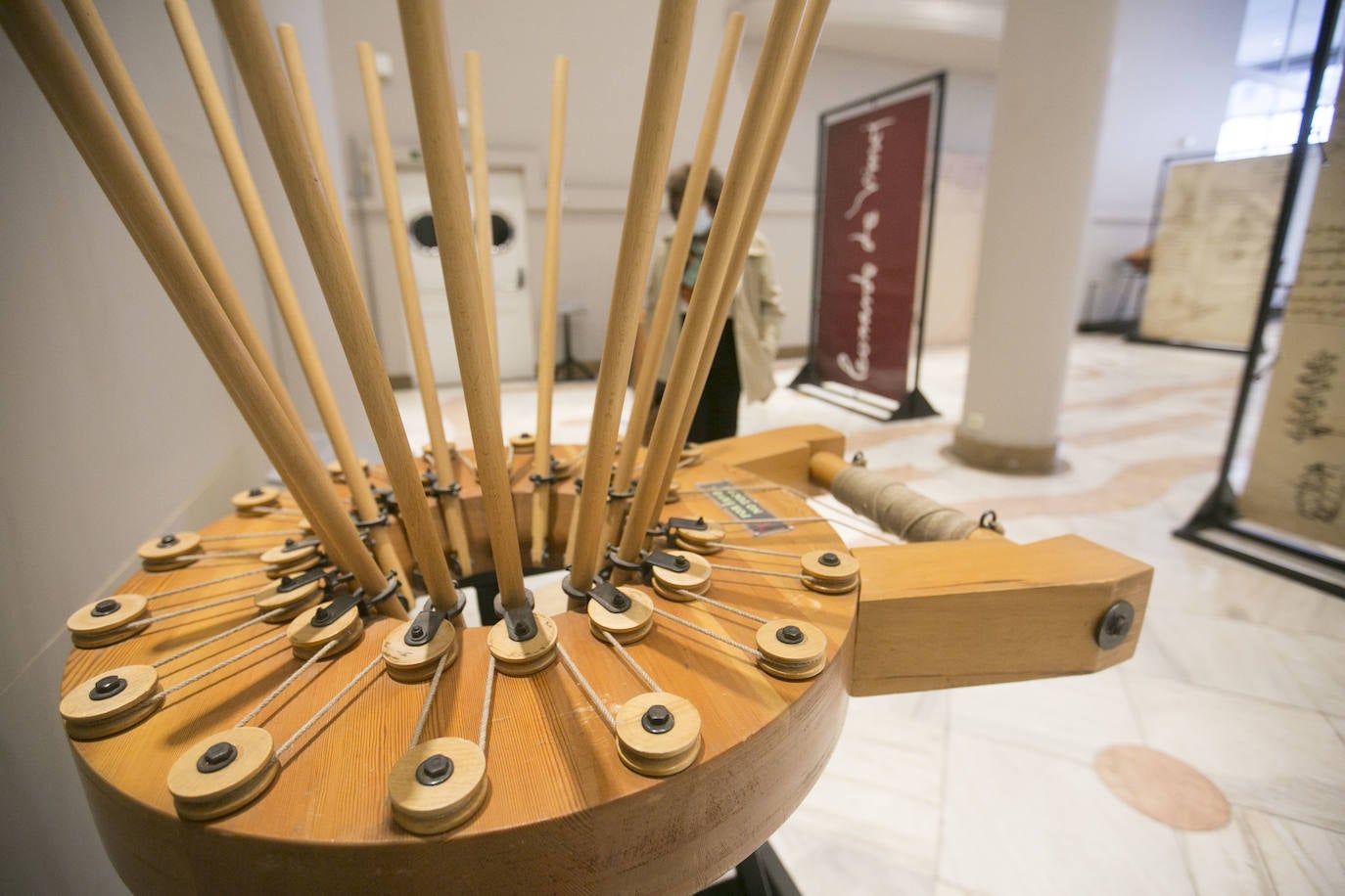 El Ateneo Mercantil de Valencia acoge la exposición 'Leonardo da Vinci. El Inventor'. En la muestro, algunos de los artefactos proyectados por el genio cobran vida a través de un total de 21 maquetas reproducidas a gran escala a partir de bocetos originales. 