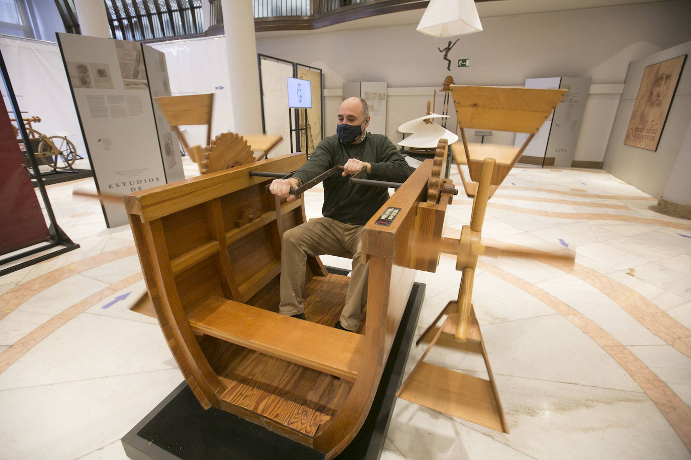 El Ateneo Mercantil de Valencia acoge la exposición 'Leonardo da Vinci. El Inventor'. En la muestro, algunos de los artefactos proyectados por el genio cobran vida a través de un total de 21 maquetas reproducidas a gran escala a partir de bocetos originales. 