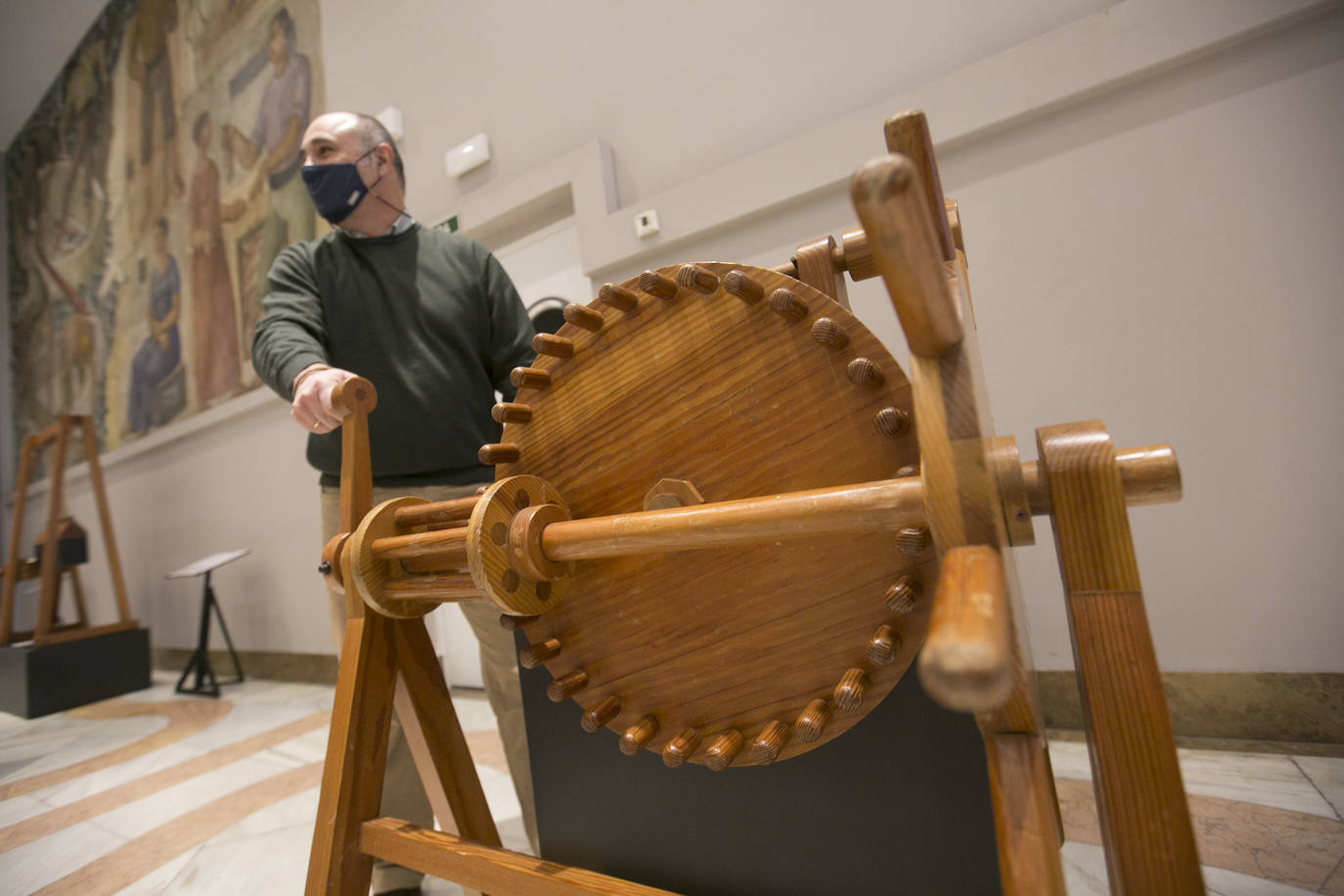 El Ateneo Mercantil de Valencia acoge la exposición 'Leonardo da Vinci. El Inventor'. En la muestro, algunos de los artefactos proyectados por el genio cobran vida a través de un total de 21 maquetas reproducidas a gran escala a partir de bocetos originales. 