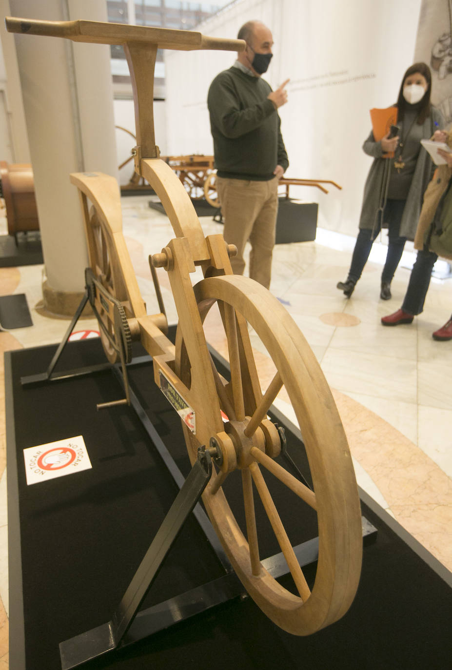 El Ateneo Mercantil de Valencia acoge la exposición 'Leonardo da Vinci. El Inventor'. En la muestro, algunos de los artefactos proyectados por el genio cobran vida a través de un total de 21 maquetas reproducidas a gran escala a partir de bocetos originales. 