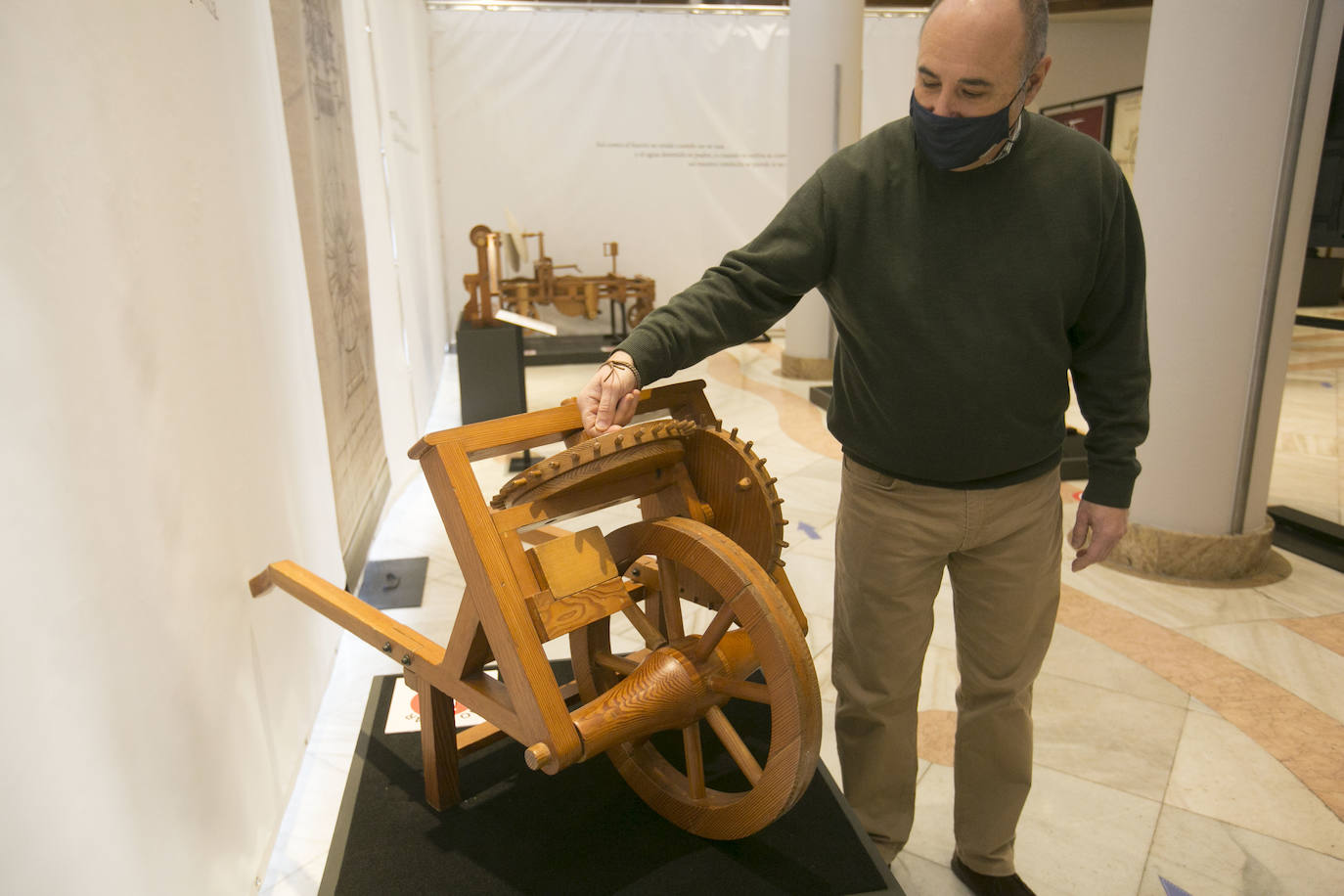 El Ateneo Mercantil de Valencia acoge la exposición 'Leonardo da Vinci. El Inventor'. En la muestro, algunos de los artefactos proyectados por el genio cobran vida a través de un total de 21 maquetas reproducidas a gran escala a partir de bocetos originales. 