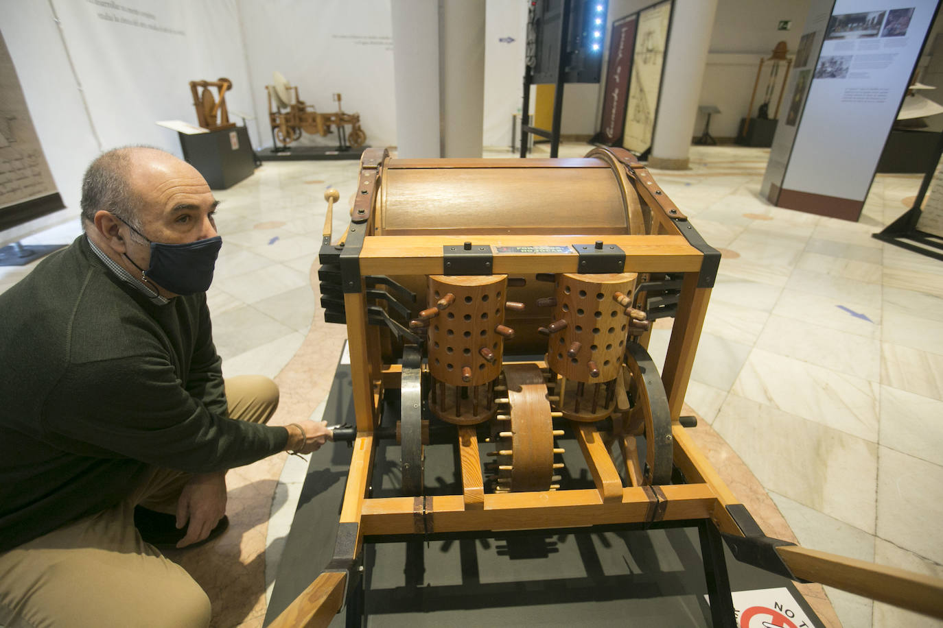 El Ateneo Mercantil de Valencia acoge la exposición 'Leonardo da Vinci. El Inventor'. En la muestro, algunos de los artefactos proyectados por el genio cobran vida a través de un total de 21 maquetas reproducidas a gran escala a partir de bocetos originales. 