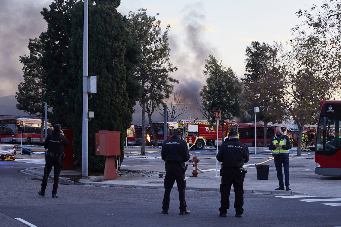 Fotos: Incendio en las cocheras de la EMT del barrio de San Isidro de Valencia